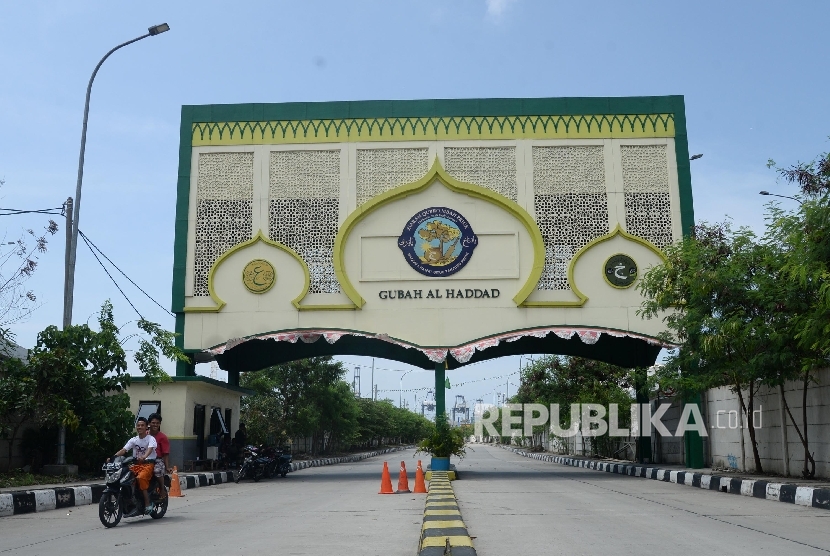 Pintu Gerbang Makam Mbah Priok, Jakarta Utara, Senin (6/3).
