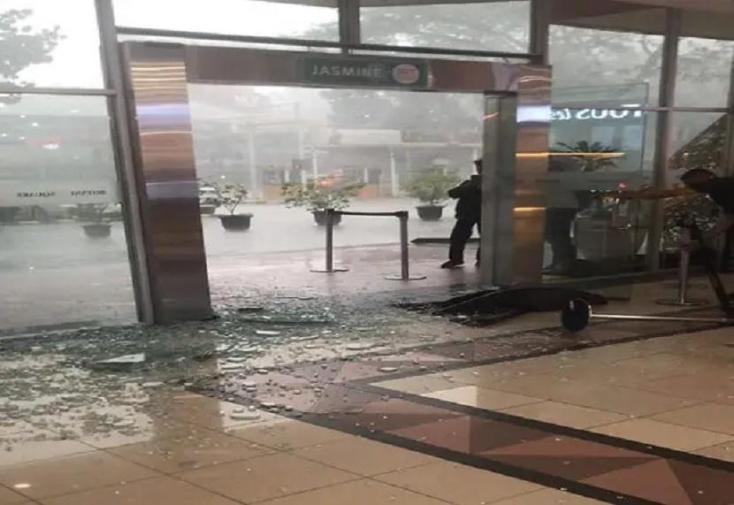 Pintu kaca Botani Square di Kota Bogor hancur diterjang hujan dan angin kencang, Senin (2/9/2024).