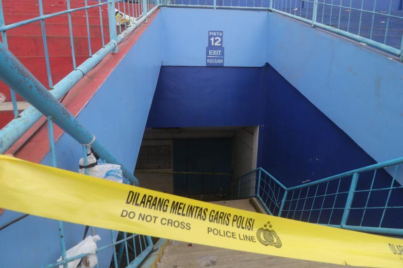 Pintu keluar Stadion Kanjuruhan diberi garis polisi pascakerusuhan di Malang, Jawa Timur, Senin (3/10/2022). 
