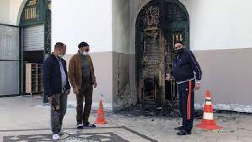 Pintu Masjid Arrahma di Nanten yang dibakar pada 9 April 2021.