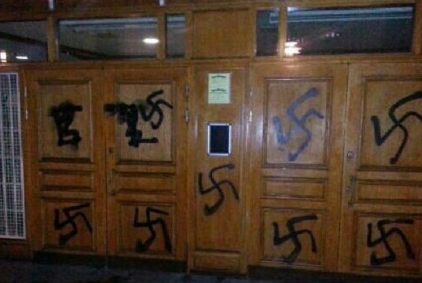 Pintu Masjid Stockholm dicoret lambang Nazi. MUI Kecam Aksi Pengrusakan Alquran di Masjid Swedia