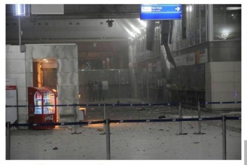 Pintu masuk bandara Turki yang rusak akibat serangan dua bom bunuh diri, Rabu (29/6)