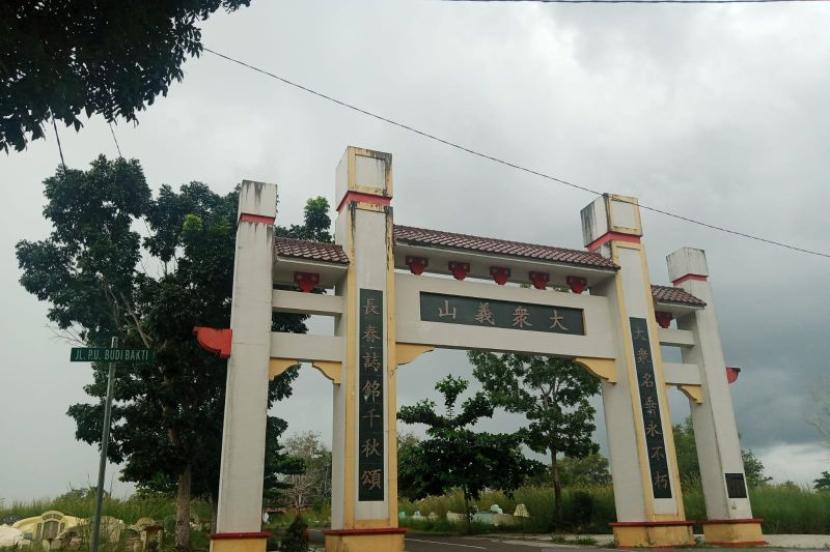 Pintu masuk gerbang komplek perkuburan warga Tionghoa di Desa Dukong, Tanjung Pandan, Belitung.