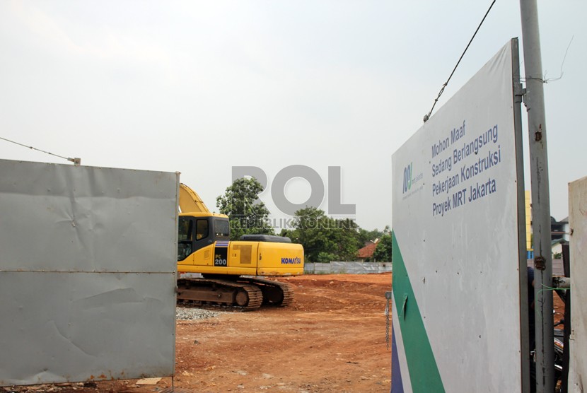  Pintu masuk ke dalam proyek pembangunan MRT di Lebak Bulus, Jakarta Selatan, Selasa (7/10).  (foto  :  MgROL30)