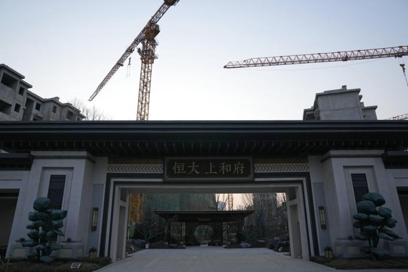 Pintu masuk ke kompleks perumahan Evergrande Shanghefu yang sedang dibangun terlihat di Beijing, China, 4 Januari 2022. Aktivitas di sektor jasa Cina berkembang dengan laju tercepat dalam enam bulan pada Februari.