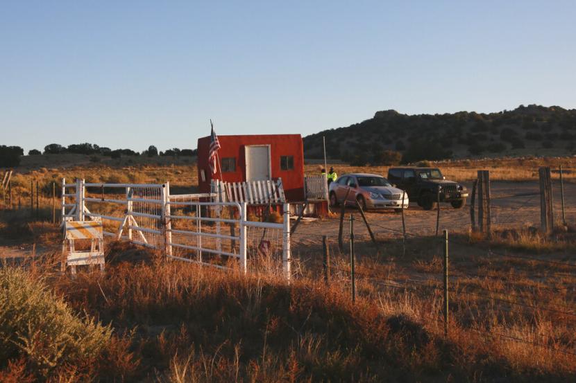 Pintu masuk ke set dimana film Rust yang dibintangi Alec Baldwin dibuat di Santa Fe, New Mexico, Amerika Serikat, Jumat (22/10). 