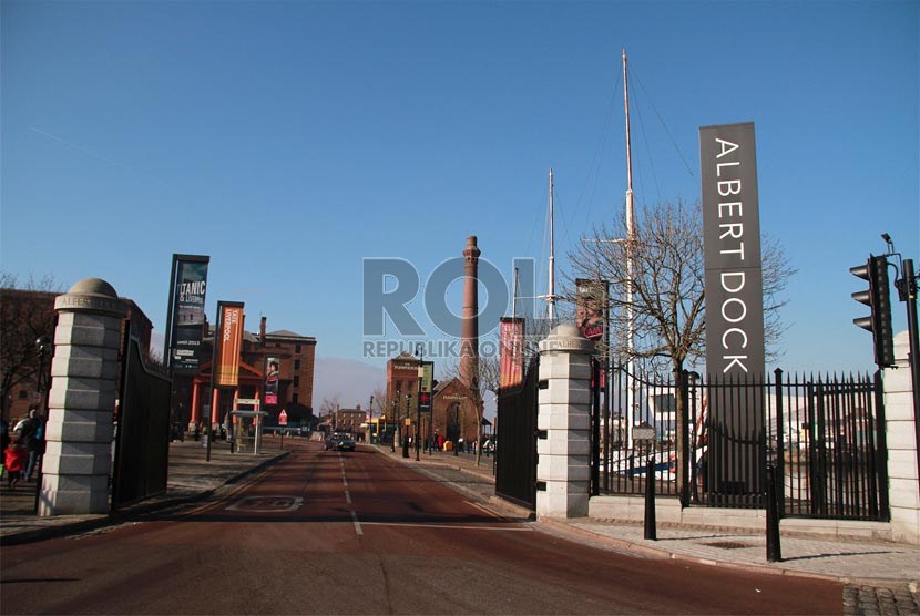  Pintu masuk komplek Albert Dock di Liverpool, Inggris.    (Republika/Sadly Rachman)