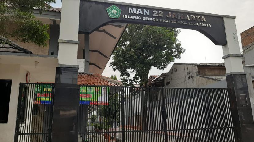 Pintu masuk MAN 22 Jakarta Barat, di Jalan Kyai H. Djunaidi, Palmerah, Kecamatan Palmerah, Kamis (3/12). Tak ada aktivitas di sekolah tersebut usai 33 gurunya positif Covid-19. 