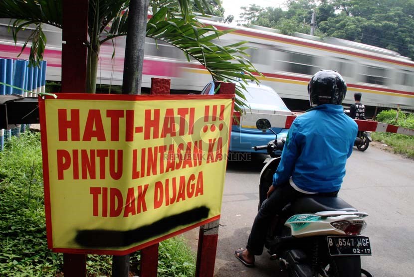 Pintu perlintasan kereta api di Tanah Kusir, Kebayoran Lama, Jakarta Selatan.