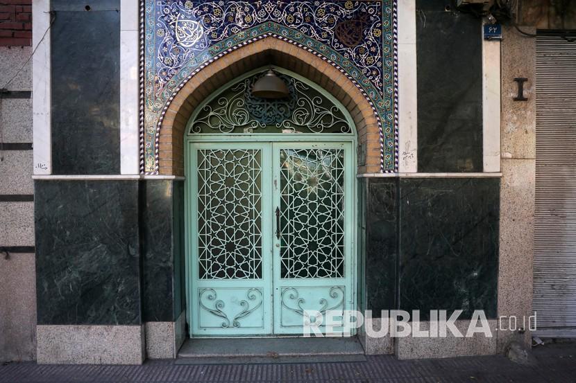 Iran membuka masjid kembali dengan protokol kesehatan ketat.  Salah satu masjid di Teheran Iran masih ditutup (ilustrasi).