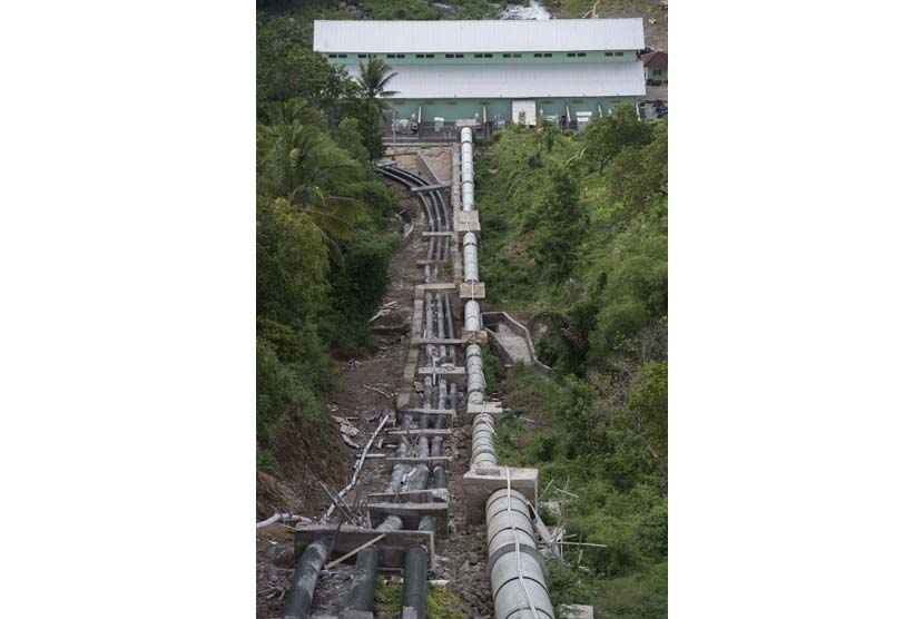 Pipa air yang berasal dari Kali Segara terpasang menuju ruang turbin di Pembangkit Listrik Tenaga Mini Hidro (PLTMH) Segara di Desa Bentek, Gondang, Lombok Utara, NTB, Senin (8/12).