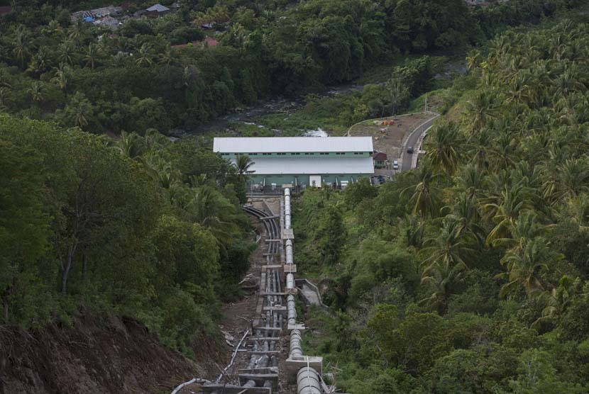 Pipa air yang berasal dari Kali Segara terpasang menuju ruang turbin di Pembangkit Listrik Tenaga Mini Hidro (PLTMH) Segara di Desa Bentek, Gondang, Lombok Utara, NTB, Senin (8/12).