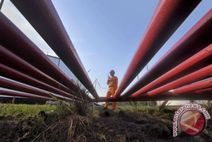 Pipa Pertamina yang mengaliri minyak mentah