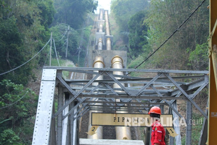 Pipa raksasa menuju turbin PLTA Lamajan, Kecamatan Pangalengan, Kabupaten Bandung, Jumat (29/11).