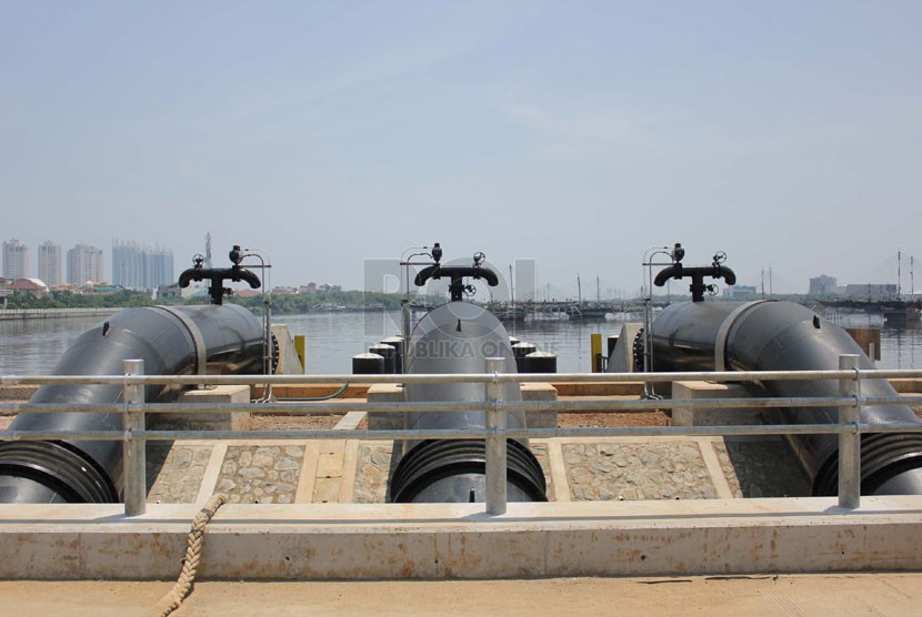 Pipa saluran pembuangan pompa air baru yang baru di resmikan beberapa hari lalu di Waduk Pluit, Jakarta Utara, Jumat (28/3).  (foto: Raisan Al Farisi)