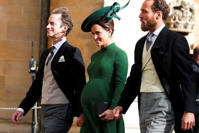 Pippa Middleton (tengah) saat menghadiri perkawinan Putri Eugenie, (12/10), beberapa hari sebelum melahirkan.