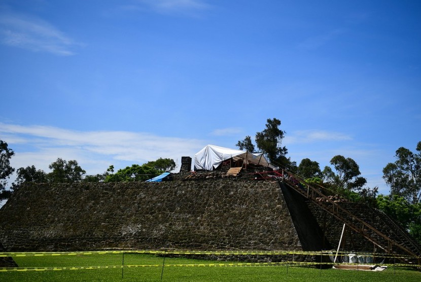 Piramida di situs arkeologi Teopanzolco, sekitar 43 mil (70 kilometer) dari selatan Kota Meksiko rusak karena gempa bumi.