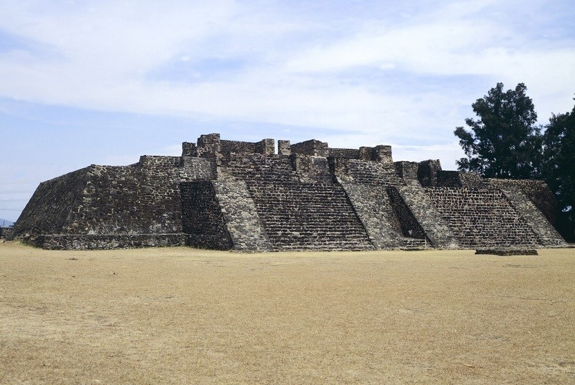 Piramida Teopanzolco, yang mengandung arti kuil yang ditinggalkan, adalah salah satu dari peninggalan budaya suku Aztec yang rusak terdampak gempa. 