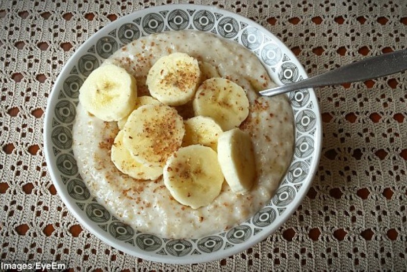 Pisang dan bubur makanan yang direkomendasikan sebelum tidur 