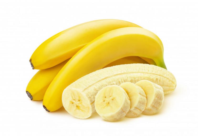 Agar pisang tidak mudah busuk atau menghitam, Anda bisa menyimpannya dalam kulkas (ilustrasi).