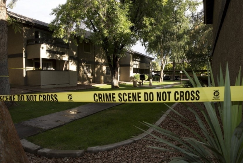  Pita kuning kepolisian disematkan ke bangunan di komplek apartemen Autumn Ridge di Phoenix, Arizona. Tempat itu diduga sebagai kediaman kawanan bersenjata yang memuntahkan tembakan ke konferensi yang memperlihatkan kartun Nabi Muhammad di Dallas.