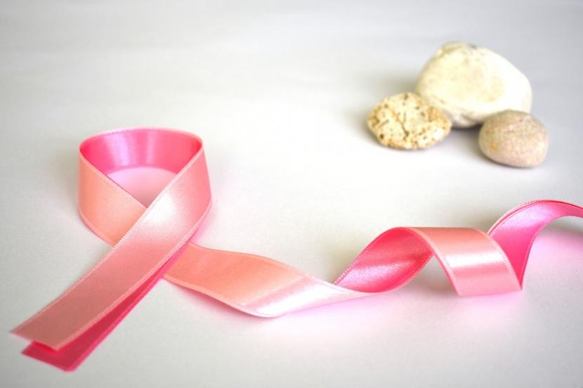 Pita pink melambangkan Kanker Payudara.