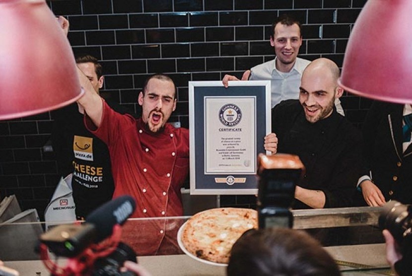 Piza dari restoran Berlin Vadoli Pizzeria di AS memecahkan rekor karena menggunakan keju terbanyak.