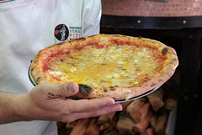 Pizza dengan 154 macam keju di Australia memecahkan rekor Guinness World Record untuk pizza dengan keju terbanyak.