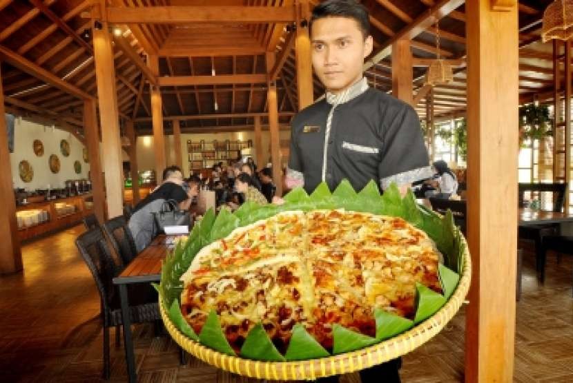 Pizza Tampah saat diluncurkan di Agra Lounge Rooftop, The Wujil Resort & Conventions Semarang, Kamis (27/9).