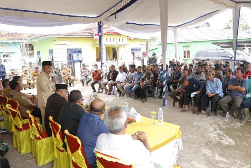 Pj Bupati Apriyadi Mahmud berupaya melakukan mediasi Perselisihan persoalan lahan plasma warga Desa Muara Merang dan Mangsang Kecamatan Bayung Lencir dengan PT Pinang Witmas Sejati (PWS).