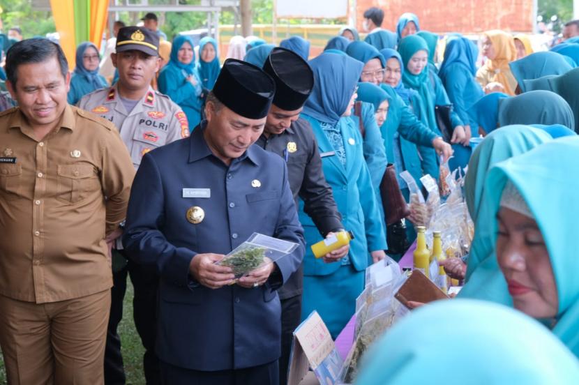  Pj Bupati Apriyadi Mahmud memborong makanan yang dijual emak-emak TP PKK Plakat Tinggi. 