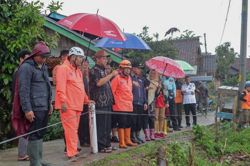 Pj Bupati Banjarnegara Tri Harso Widirahmanto meninjau tanah longsor di desa Suwidak Kecamatan Wanayasa. Pemkab Banjarnegara segera menetapkan status tanggap darurat bencana.