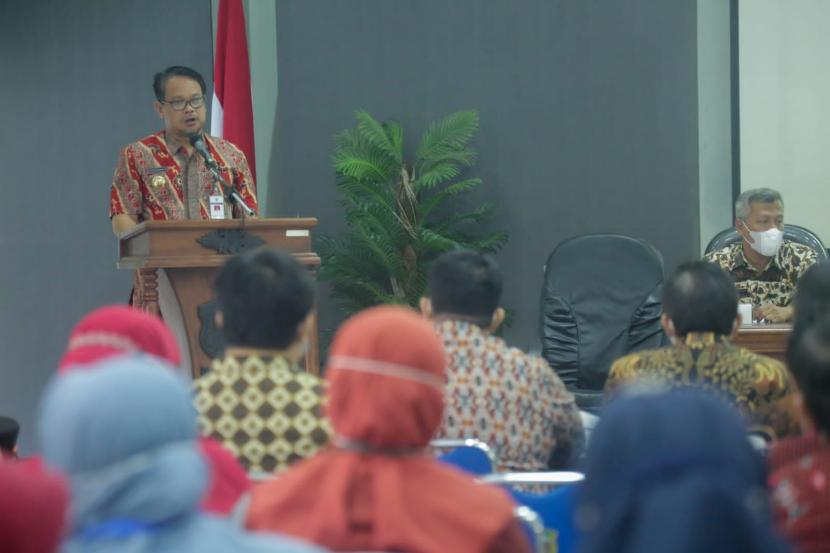 Pj Bupati Banjarnegara, Tri Harso Widirahmanto, saat membuka Rapat Koordinasi Pengendalian Operasional Kegiatan (POK) Semester Pertama Tahun Anggaran 2022 di Sasana Bhakti Praja Setda Banjarnegara.