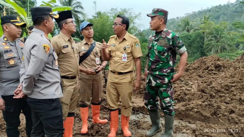  Pj Bupati Banyumas Hanung Cahyo Saputro meninjau lokasi longsor di Desa Klinting Kecamatan Somagede, Kabupaten Banyumas.