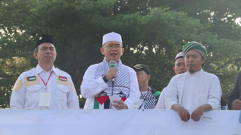 Pj Bupati Bekasi, Dani Ramdan berorasi dalam Aksi Bela Palestina, di depan Stadion Wibawamukti, Kelurahan Sertajaya, Kecamatan Cikarang Timur, Kabupaten Bekasi pada Ahad, (19/11/2023). 