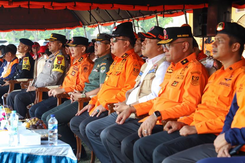 Pj Bupati Bekasi Dani Ramdan melakukan pengecekan personel pada Apel Kesiapsiagaan Bencana Hidrometeorologi di Lapangan Stadion Mini Desa Wanajaya, Kecamatan Cibitung, pada Selasa (21/11/23)