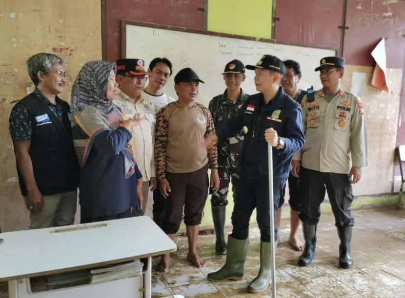 Pj Bupati Bekasi Dani Ramdan mengunjungi SDN Sukajadi 04 yang terdampak banjir, di Desa Sukajadi Kecamatan Sukakarya, pada Sabtu (04/03/2023). 