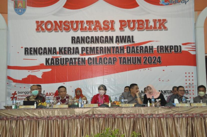 Pj Bupati Cilacap Yunita Dyah Suminar dalam Konsultasi Publik Rancangan Awal Rencana Kerja Pemerintah Daerah (RKPD) Kabupaten Cilacap Tahun 2024 di Aula Diklat Praja, Jalan Jenderal Sudirman Cilacap, Rabu (4/1/2023). 