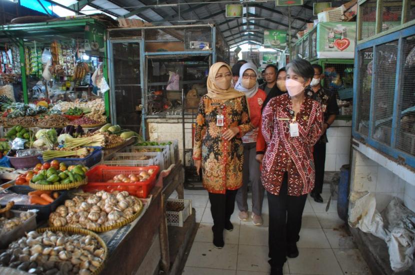 Pj. Bupati Cilacap Yunita Dyah Suminar melakukan pemantauan harga bahan pokok di Pasar Tanjungsari, Jumat (23/12/22).