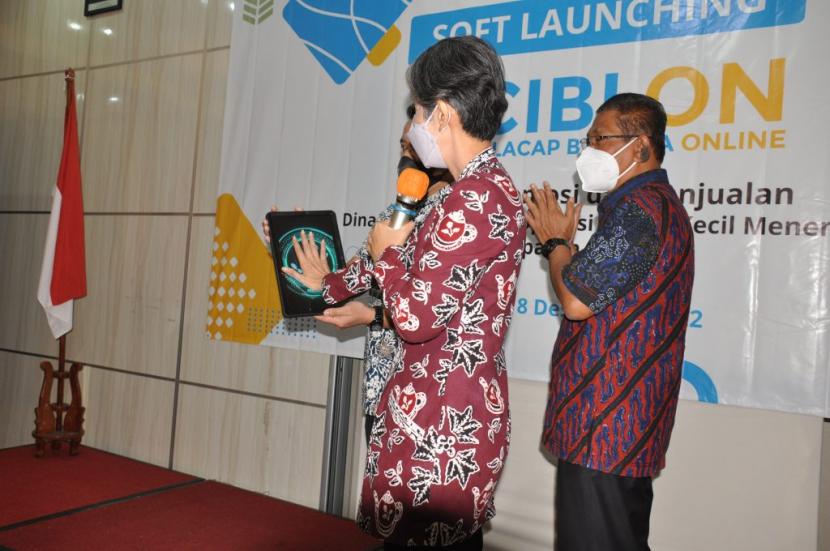 Pj Bupati Cilacap Yunita Dyah Suminar saat menyampaikan sambutan pada acara Soft Launching Ciblon, Kamis (8/12/2022). 