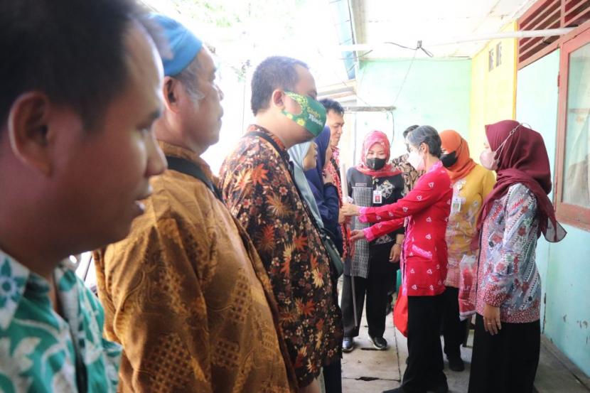 Pj Bupati Cilacap Yunita Dyah Suminar serahkan tongkat penuntun adaptif kepada penyandang disabilitas netra, Rabu (4/1/2023). 