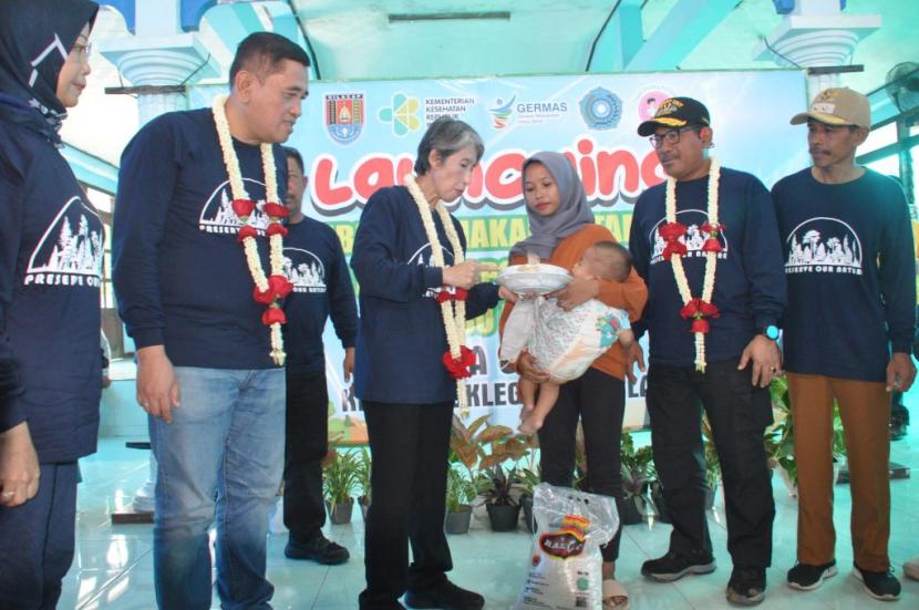 Pj. Bupati Cilacap Yunita Dyah Suminar (tengah) dalam peluncuran PMT bagi Bayi Berpotensi Stunting dan Ibu Hamil KEK di Bali Desa Citepus, Jeruklegi, Senin (16/1/2023).