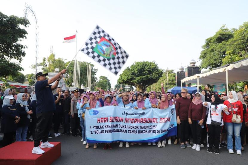Pj Bupati Jombang, Sugiat, melepas Fun Walk Peringatan Hari Buruh di Jombang.
