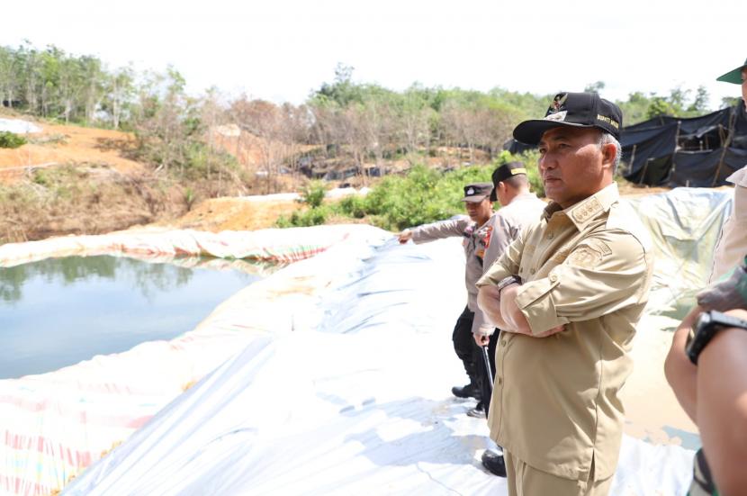 Pj Bupati Muba Apriyadi didampingi Dandim 0401 Muba Letkol Arm Dede Sudrajat dan Kapolres Muba AKBP Siswandi pada Kamis (17/11/2022) mendatangi lokasi pencemaran sungai akibat dari aliran penampungan minyak ilegal.