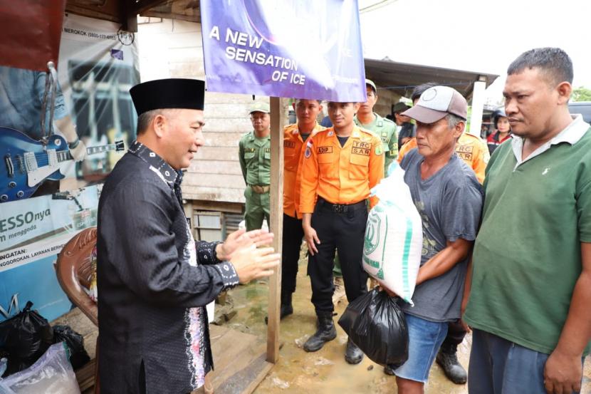 Pj Bupati Muba Apriyadi Mahmud saat menyambangi korban longsor di Kota Sekayu, Kabupaten Muba, Sumatera Selatan.