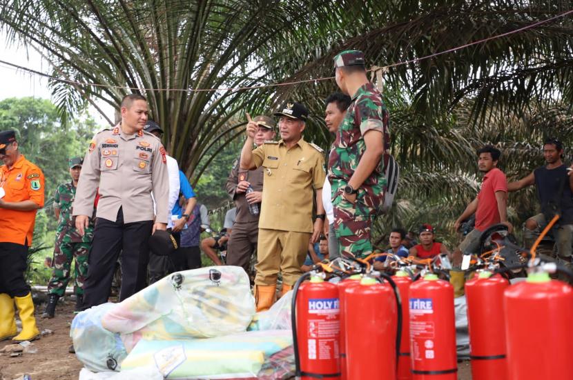 Pj Bupati Muba Apriyadi turun ke lokasi semburan api akibat aktivitas illegal drilling di Desa Tanjung Dalam Kecamatan Keluang, Selasa (18/10/2022). 