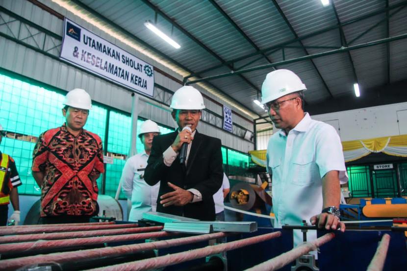 Pj Bupati Muba Drs Apriyadi MSi mengaku beroperasi pabrik kerangka baja milik CV Anugerah Jaya Ternama diyakini menambah warna baru industri di Muba.