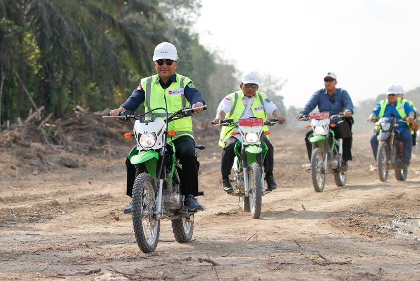 Pj Bupati Muba H Apriyadi Mahmud bersama Kepala Satuan Kerja Pembangunan Jalan Bebas Hambatan Provinsi Sumatera Selatan Wandi Saputra memantau progres pembangunan Trase Jalan Tol Bayung Lencir - Tempino Seksi 1 di Desa Senawar Jaya Kecamatan Bayung Lencir, Sabtu (24/6/2023).