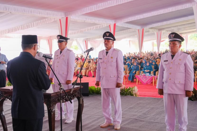 Pj Bupati Muba H. Apriyadi Mahmud melantikan dan pengambilan sumpah jabatan Kepala Desa dan Ketua TP PKK Desa dalam Wilayah Kecamatan Sungai Keruh.