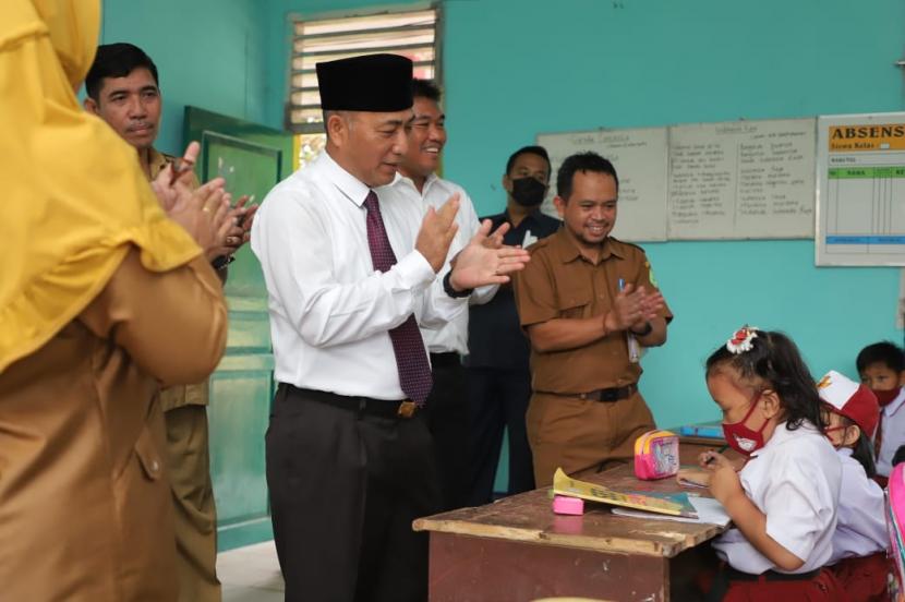 Pj Bupati Muba H Apriyadi mempunyai komitmen tinggi dalam upaya membangun Indeks Pembangunan Manusia (IPM) di Kabupaten Muba.